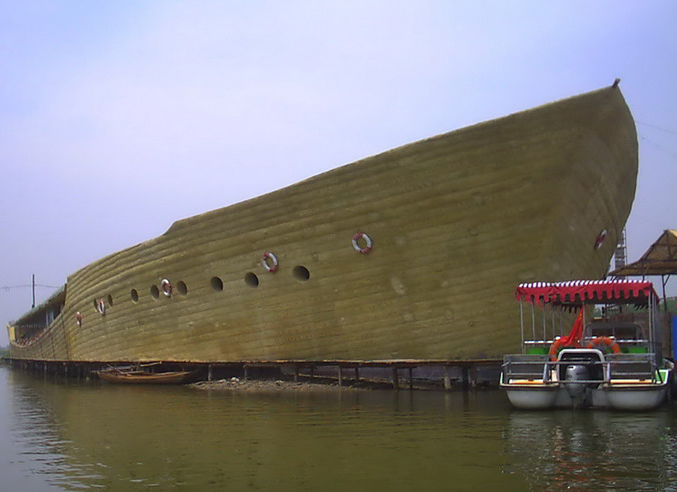 水上大型仿木船