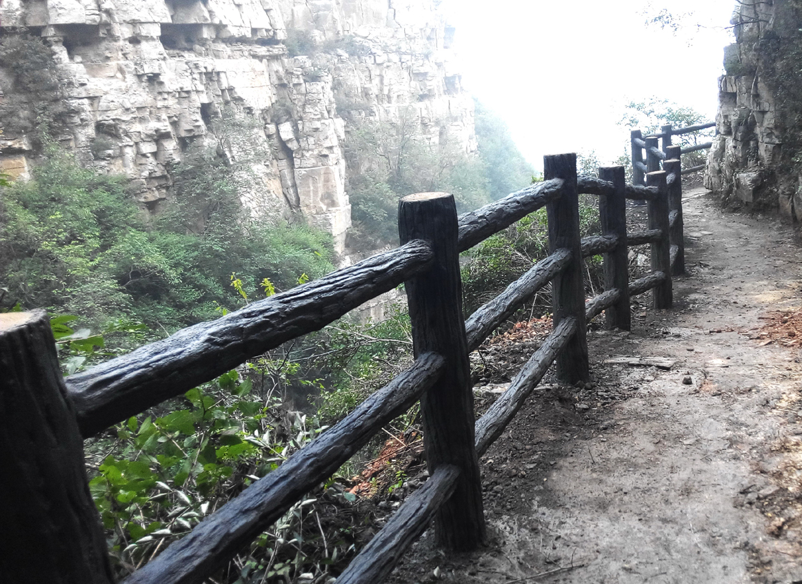 悬崖山路仿木栏杆